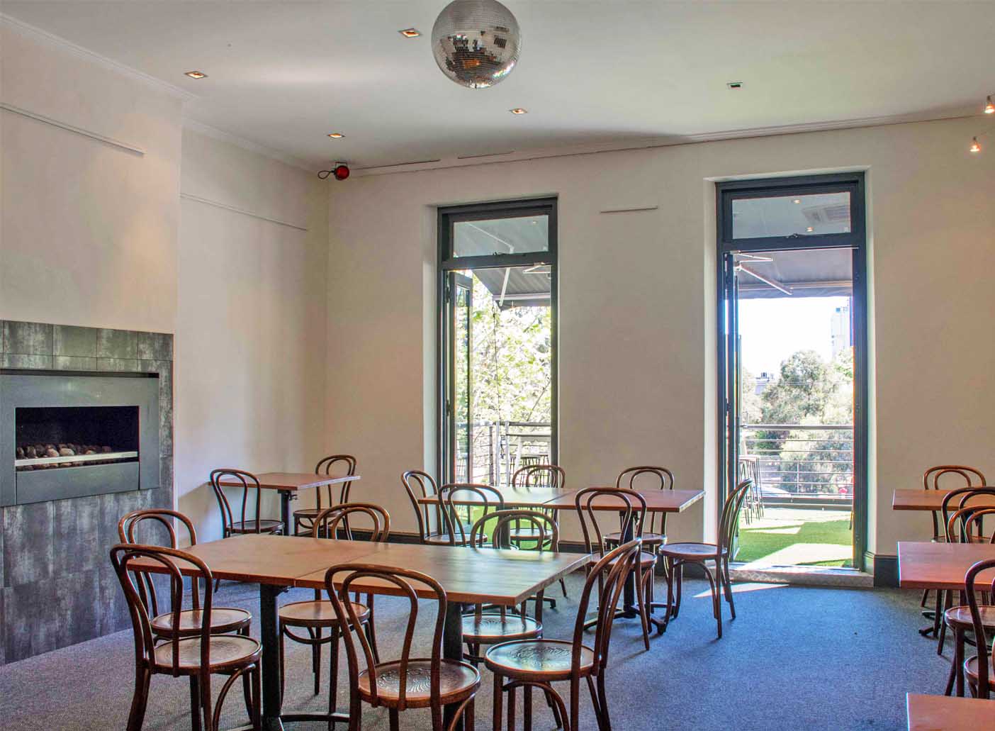 Crown & Sceptre Hotel <br> Heritage-Listed Dining