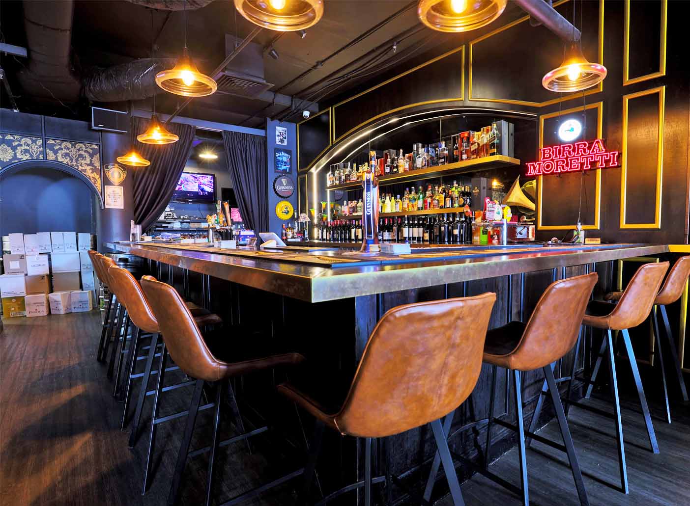 Den Devine <br> Vibrant Bars & Restaurants